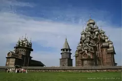 Архитектурный ансамбль в Кижах: Преображенская, Покровская церковь и колокольня