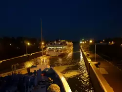 Теплоход «Нижний Новгород» в шлюзе г. Балаково