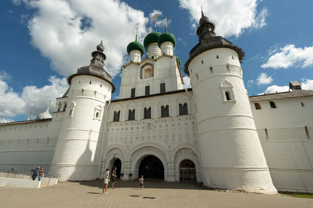Церковь Иоанна Богослова и парные башни крепостных стен — вход в музей