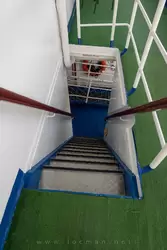 Лестница на открытой части теплохода между Средней и Главной палубами