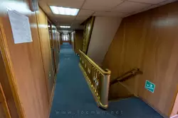 Лестницы в кормовом пролёте Прогулочной палубы, теплоход «Юрий Никулин»