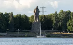 Памятник В.И. Ленину на канале имени Москвы