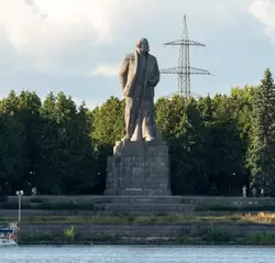 Памятник В.И. Ленину на Волге