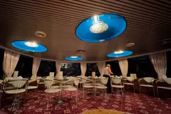 Бар «Волга» — очень красиво смотрятся светильники ночью, ресторан теплохода «Василий Суриков»