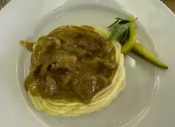 Бефстроганов из говядины на картофельном пюре в ресторане теплохода «Василий Суриков»