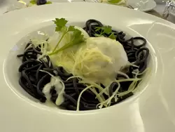 Фиш боллы на чернильных спагетти с соусом, ресторан теплохода «Василий Суриков»