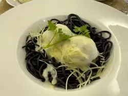 Фиш боллы на чернильных спагетти с соусом в ресторане теплохода «Василий Суриков»