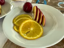 Фруктовая тарелка в ресторане теплохода «Василий Суриков»