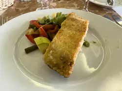 Камбала жареная с овощами «аль-денте» и соусом терияки в ресторане теплохода «Василий Суриков»