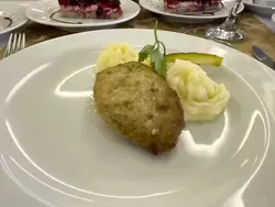 Котлеты щучьи с картофельным пюре в ресторане теплохода «Василий Суриков»