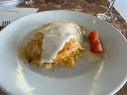 Куриное филе в сырном тесте на рисе с куркумой в ресторане теплохода «Василий Суриков»