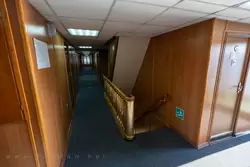 Лестницы в кормовом пролете на Средней палубе теплохода «Юрий Никулин»