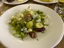 Листовой салат с виноградом, сыром Монт Блю и арахисом, ресторан теплохода «Василий Суриков»