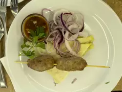 Люля-кебаб на кутабе с луком и соусом, ресторан теплохода «Василий Суриков»