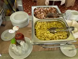 Макароны и сосиски на завтраке в ресторане теплохода «Василий Суриков»
