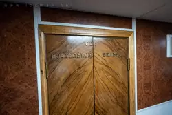 Оригинальная дверь с надписью «Постельное белье» теплохода «Юрий Никулин»