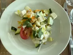 Салат из капусты с брынзой, свежими томатами и огурцами, ресторан теплохода «Василий Суриков»