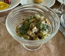 Салат из языка с овощами и орехами в ресторане теплохода «Василий Суриков»