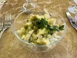 Салат «Традиционный» (кальмар, овощи отварные и майонез), теплоход «Василий Суриков»
