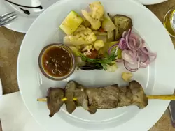 Шашлык из свинины с рататуем и соусом, ресторан теплохода «Василий Суриков»