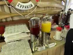 Соки на завтраке шведский стол, ресторан теплохода «Василий Суриков»
