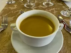 Суп-крем томатно-сливочный с базиликом и гренками в ресторане теплохода «Василий Суриков»