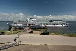 Теплоход «Юрий Никулин» и причал для туристических кораблей в Козьмодемьянске
