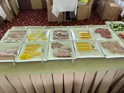 Завтрак шведский стол — мясные и сырные нарезки, ресторан теплохода «Василий Суриков»