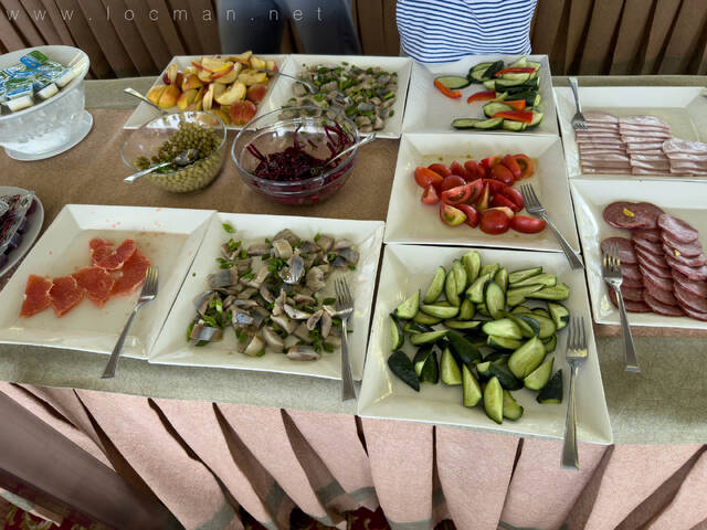 Завтрак шведский стол — овощи, селедка и грейпфрут, ресторан теплохода «Василий Суриков»