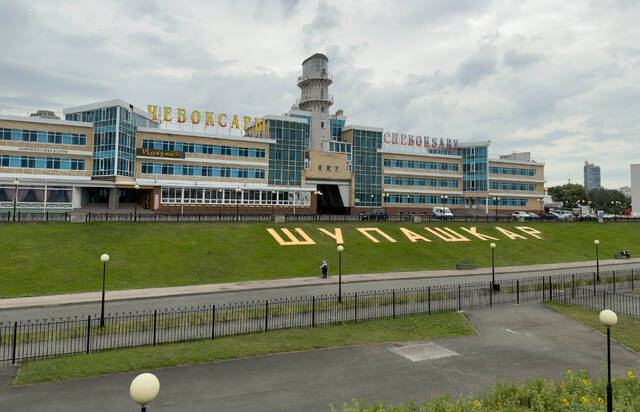 Здание речного вокзала Чебоксар в виде маяка
