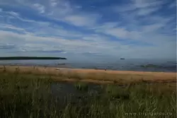 Песчаный пляж на озере Ладога