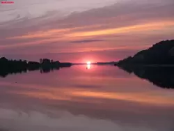 Розовый закат на реке Белой