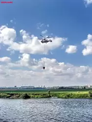 Вертолет над Москвой-рекой