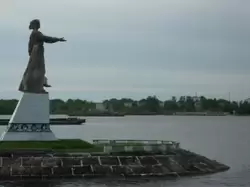 Монумент Волга у Рыбинского гидроузла