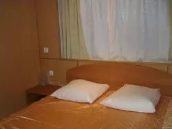 Каюта с двуспальной кроватью на теплоходе «Максим Рыльский»