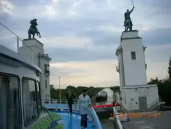 Вход в канал Волго-Дон. Теплоход «А. Пушкин»