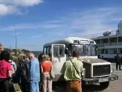 Посадка на автобус до водопада