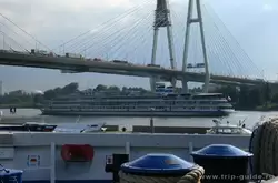 Теплоход «Валериан Куйбышев» под вантовым мостом