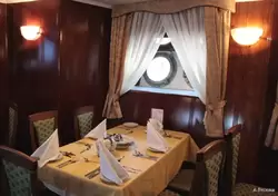 Теплоход «Октябрьская Революция», ресторан на главной палубе