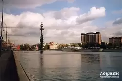 Теплоход «Валерий Брюсов» в Москве, памятник Петру I