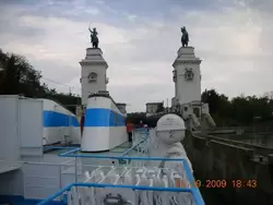 Теплоход «А. Пушкин» в шлюзе Волго-Донского канала