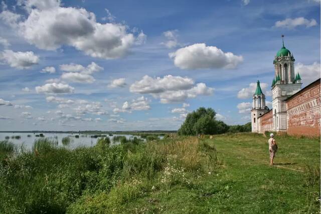 Берег озера Неро и Спасо-Яковлевский монастырь