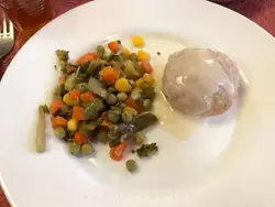 Биточек куриный с сливочным соусом и отварными овощами