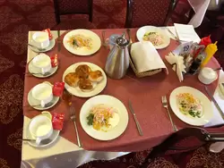 Сервировка на ужин в салоне питания на теплоходе «Юрий Никулин»