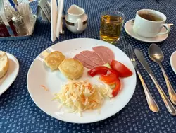 Пример завтрака «шведский стол» теплохода «Волга Стар» (я специально набирал немного, ибо обед и ужин сытные)