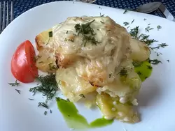 Рыба жареная по-ленинградски (треска, картофель, соус сметанный и лук жареный)