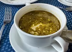 Щи зелёные с яйцом и сметаной в ресторане теплохода «Волга Стар»