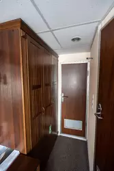 Шкаф и дверь санузла каюты Стандарт Премиум на теплоходе «Волга Стар»