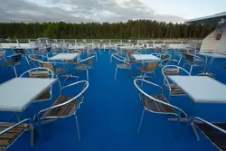 Столики на Солнечной палубе теплохода «Волга Стар»